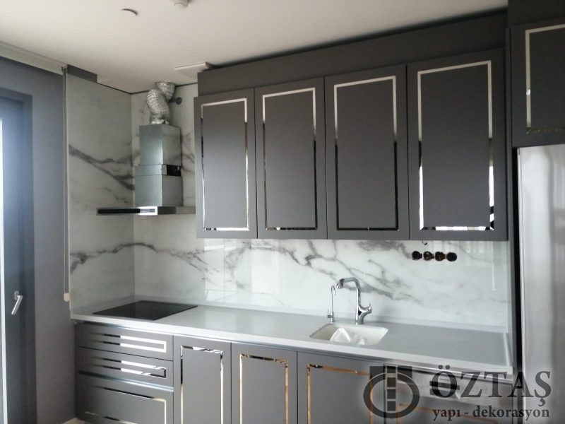 Siyah beyaz mermer desenli mutfak tezgah arasý cam panel