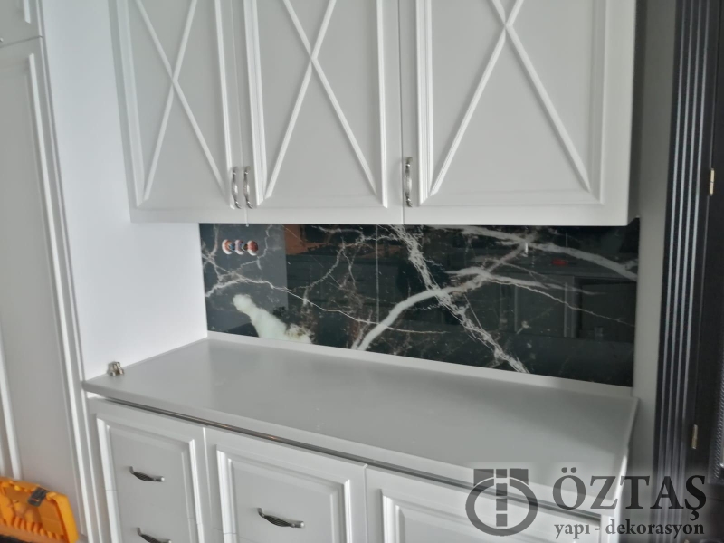 Siyah beyaz mermer desenli mutfak tezgah arasý cam panel