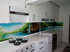 Mutfak dekorasyonunda tezgah arasý cam panel