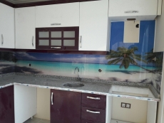 Kkekmecede mutfak tezgah aras  cam panel